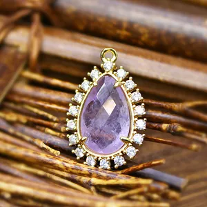 Detalle macro de un colgante de gemma de gota púrpura facetada con engaste de micro-pavé.