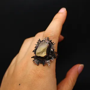 Détail d'une bague vintage avec cristal naturel brut et monture en métal antique.