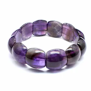 Dettaglio di perle di ametista naturale viola lucido su un bracciale elastico elasticizzato