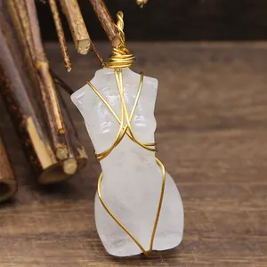 Primer plano de colgante de torso femenino en piedra blanca natural con alambre dorado.