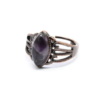 Dettaglio macro di anello in bronzo vintage traforato con pietra naturale viola