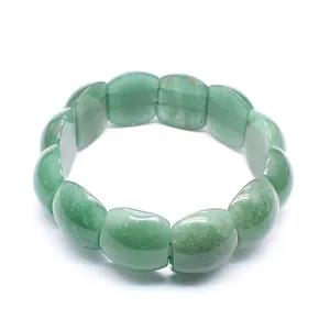 Dettaglio elegante bracciale in agata indiana naturale verde smeraldo