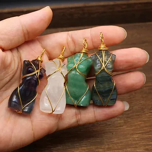 Primer plano de cuatro colgantes de piedra natural con forma de torso femenino hechos a mano