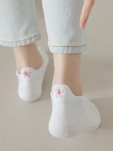 Detailansicht der rosa Kirschblütenstickerei auf weißen Baumwollsocken für Damen
