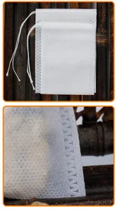 Gros plan sur un sachet de thé jetable en intissé blanc avec cordon de serrage