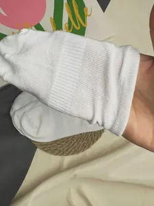 Nahaufnahme des weißen atmungsaktiven Mesh-Gewebes bei kurzen Damen-Sommersocken