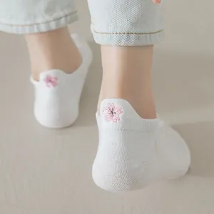 Weiße niedrige Socken mit zarter rosa Kirschblütenstickerei an der Ferse für Damen
