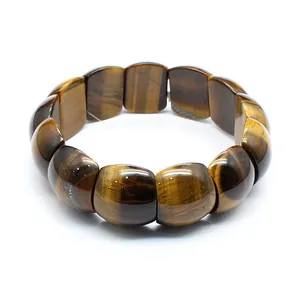 Vista dettagliata dei segmenti di pietra occhio di tigre naturale su un bracciale