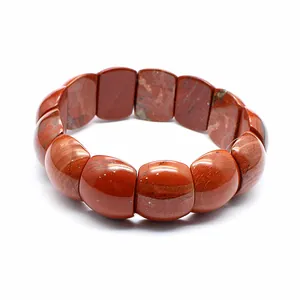 Primo piano di un bracciale in diaspro rosso naturale con perle rettangolari lisce e lucide.