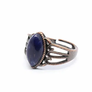 Vista macro di un anello in rame vintage traforato con pietra naturale blu ovale