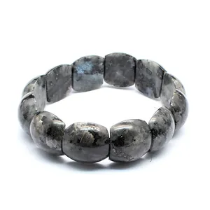 Vista dettagliata del braccialetto elastico in pietra di labradorite naturale grigia