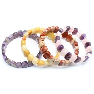 Vue détaillée de bracelets en pierres naturelles facettées en améthyste et agate