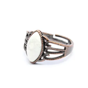 Dettaglio macro di anello in rame antico con pietra di turchese bianco marquise