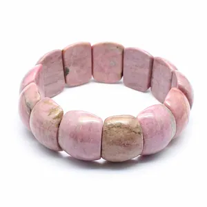 Vista dettagliata del bracciale in pietra naturale rodonite rosa con finitura lucida