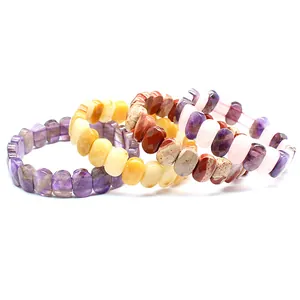 Détail macro de bracelets en pierres naturelles facettées avec améthyste et agate