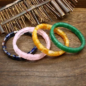 Lot de quatre bracelets en pierre naturelle avec perles de cristal facettées carrées