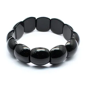 Dettaglio di un bracciale minimalista in pietre naturali nere lucide a forma rettangolare