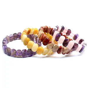 Vue détaillée de bracelets en cristal de pierre naturelle facettée de couleurs assorties