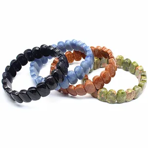 Vue détaillée de bracelets extensibles en pierres naturelles facettées aux tons variés