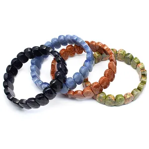 Vue détaillée de bracelets en pierre naturelle à facettes multicolores et textures uniques