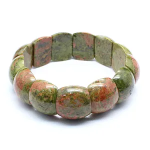 Primo piano di un bracciale in pietra unakite naturale con texture verdi e rosa uniche