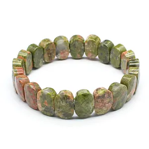 Détail d'un bracelet en pierre naturelle d'Unakite à facettes avec motifs verts et roses.