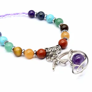 Primo piano di perle in pietra naturale 7 chakra con ciondolo a luna
