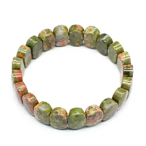 Détail de perles en pierre d'unakite facettées sur un bracelet stretch
