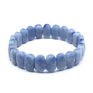 Détail montrant les perles en pierre naturelle bleue facettée de ce bracelet élégant.