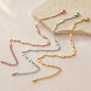 Elegante Kreuzarmbänder aus Edelstahl in Gold-, Silber- und Roségold-Finish für Damen.