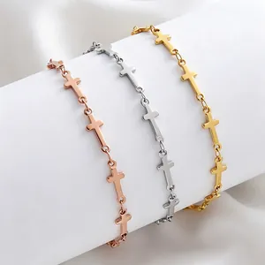 Set aus drei Edelstahl-Kreuzarmbändern in Gold, Silber und Roségold-Ausführung.