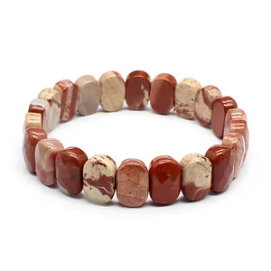 Gros plan sur les perles de jaspe rouge facettées de 11x16 mm de ce bracelet