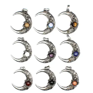 Detalle de nueve colgantes de luna vintage con diversas piedras preciosas de colores