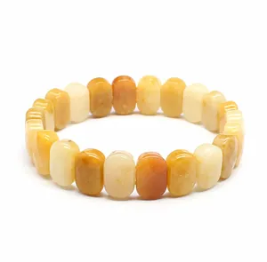 Vue détaillée de perles rectangulaires en pierre naturelle facettée dans les tons jaune chaud