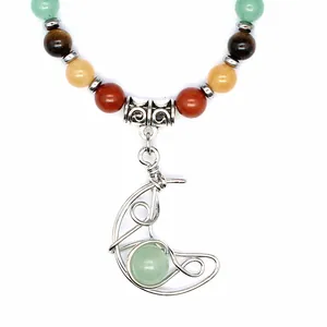 Dettaglio della collana artigianale chakra in pietra naturale con ciondolo a luna d'argento