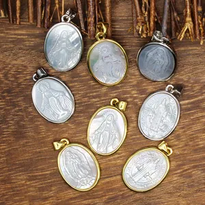 Detailansicht religiöser Anhänger aus natürlichem Perlmutt mit Gold- und Silberrahmen