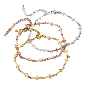 Set aus drei Kreuz-Armbändern aus Edelstahl in Gold, Silber und Roségold-Finish.