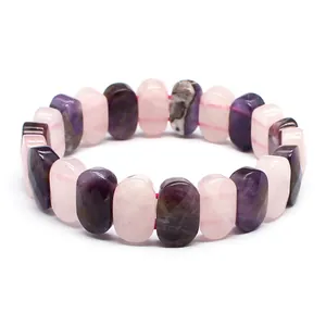 Vue détaillée des perles de quartz rose naturel et d'améthyste violette facettées sur bracelet