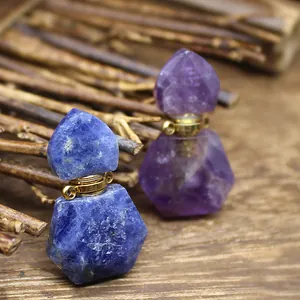 Dettaglio macro di ciondoli a boccetta di cristallo sfaccettato in ametista e sodalite