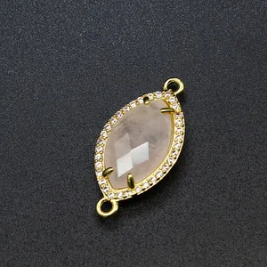 Vista dettagliata di un ciondolo marquise in quarzo rosa con cristalli micro-pave dorati.