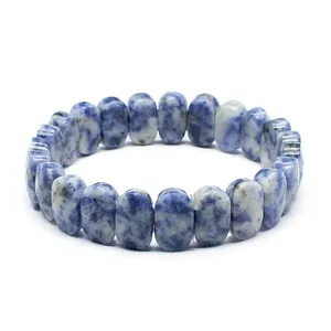 Vue détaillée montrant la texture du bracelet à facettes en pierre naturelle tachetée bleue et blanche