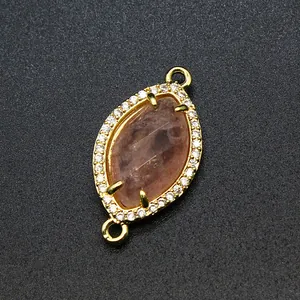 Dettaglio del ciondolo a marquise in pietra naturale con bordo in micro-pavé di zirconi