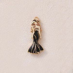 Detailansicht eines eleganten Damenanhängers mit schwarzem Emaille-Kleid