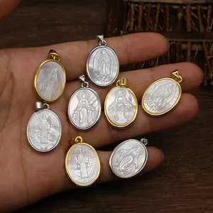 Detailansicht religiöser Anhänger aus natürlichem Perlmutt mit ovalem Metallrahmen