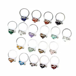 Collection de bagues réglables avec sertissage de fleurs en micro-pavé et pierres naturelles.