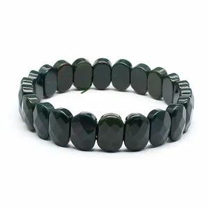 Détail montrant les perles en pierre naturelle facettées et polies de ce bracelet.
