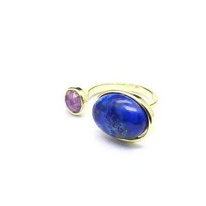 Vue détaillée d'une bague rétro en or avec lapis-lazuli ovale et cristal violet facetté.