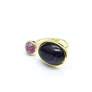 Vue détaillée d'une bague vintage en pierre de sable et cristal rose ton doré