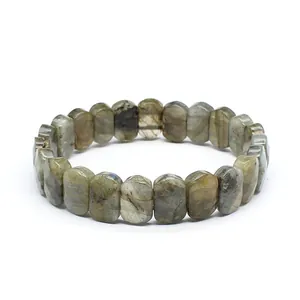 Gros plan de qualité d'un bracelet en pierre de labradorite facettée avec perles rectangulaires