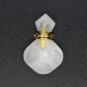 Detailopname van een kristallen hanger voor etherische olie met goudkleurige accenten